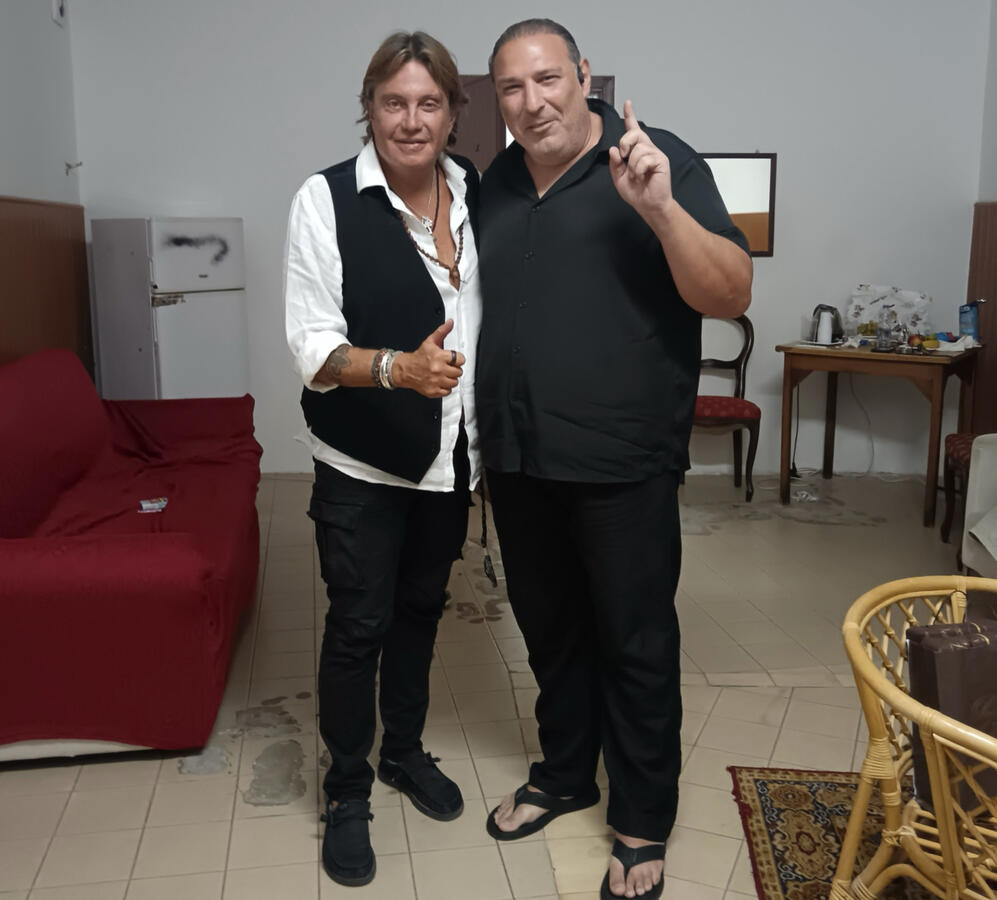 CRISTIANO DE ANDRE' E PEPPONE due persone che si abbracciano e salutano i loro fans